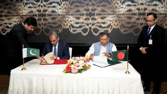 সমঝোতা স্মারক স্বাক্ষর করছেন বাংলাদেশ ও পাকিস্তানের স্বরাষ্ট্রমন্ত্রী