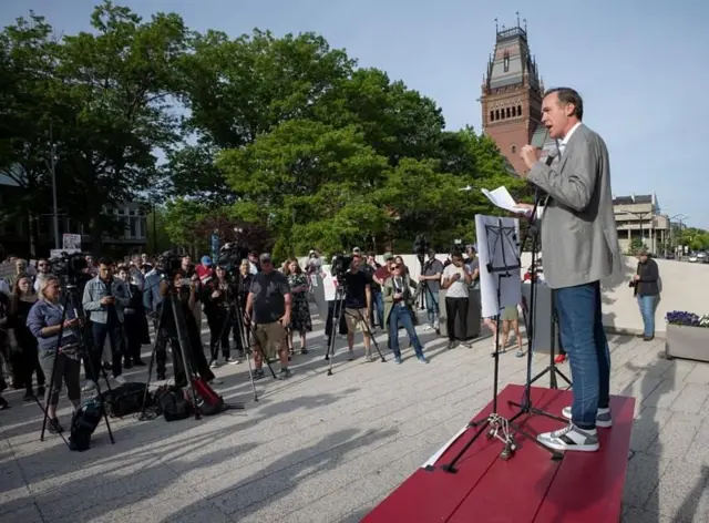 हार्वर्ड विद्यापीठात ट्रम्प सरकारच्या धोरणांना विरोध करणाऱ्यांसमोर भाषण करताना एक प्राध्यापक