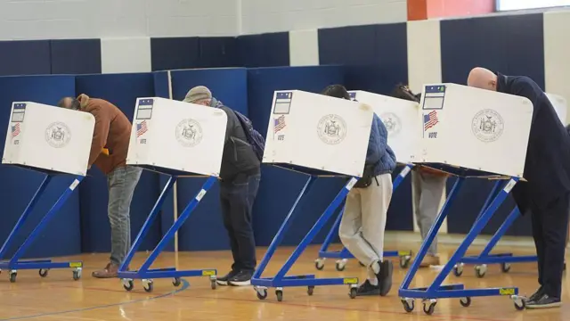 Votantes emitiendo sus votos en un centro de votación dentro de la Escuela Secundaria de Artes Frank Sinatra en Astoria, Ciudad de Nueva York, Estados Unidos, el 4 de noviembre de 2025. (Foto de Selcuk Acar/Anadolu vía Getty Images)