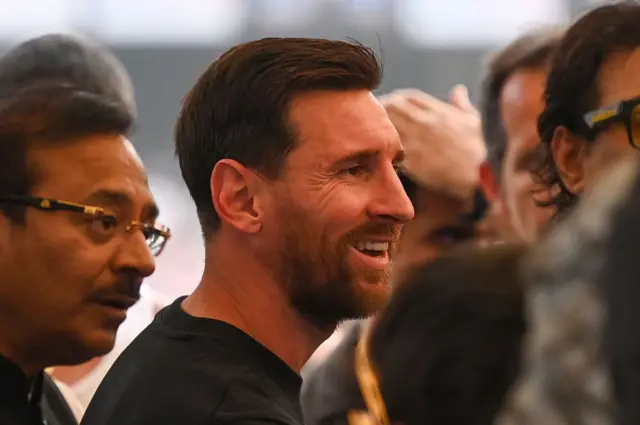 মেসির ঠিক পিছনে একেবারে গা ঘেঁষে ছিলেন মন্ত্রী অরূপ বিশ্বাস (চশমা পরিহিত)