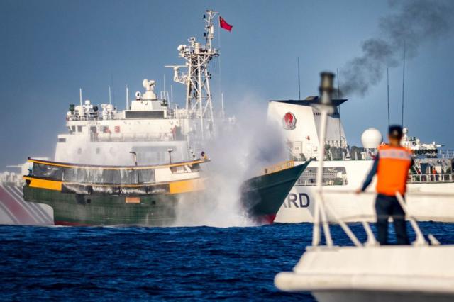 Tàu cảnh sát biển Trung Quốc phun vòi rồng trên Biển Đông 