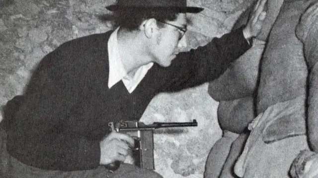 सन् १९४८को स्वतन्त्रता युद्ध सुरु हुनुभन्दा पहिले एक हागना (यहुदी भूमिगत लडाकू) हतियारसहित