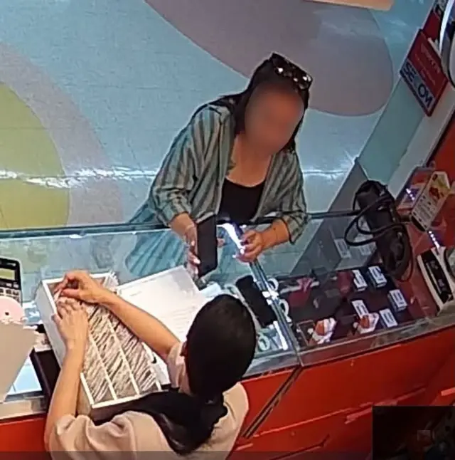 Nghi phạm đi mua vàng