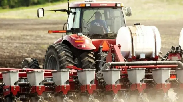 ماكينة زراعية