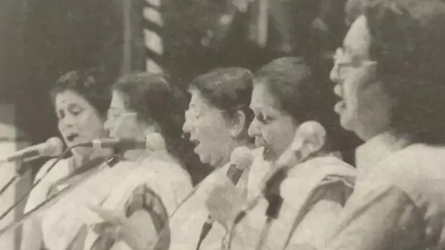 اوشا، مینا، لتا، آشا، اور ردے ناتھ ایک کورس گاتے ہوئے