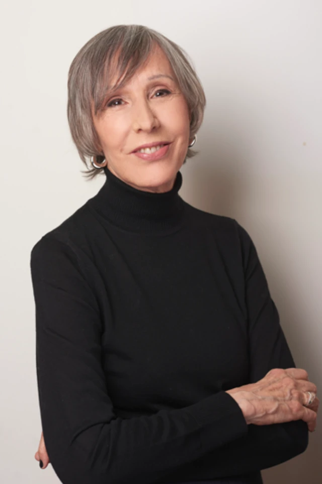 La escritora argentina Laura Ramos con un sweater negro.