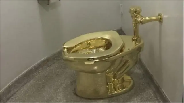 దీని బరువు 98 కిలోలు, బంగారపు టాయ్‌లెట్