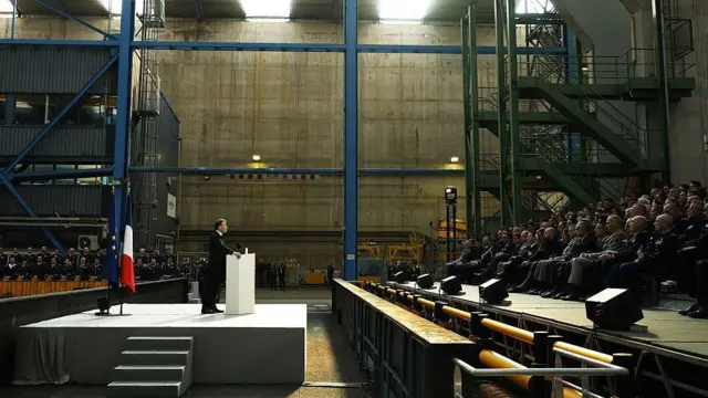 Президент Франции Эммануэль Макрон выступает с речью рядом с атомной подводной лодкой с баллистическими ракетами (SSBN) “Le Temeraire”&nbsp;— S617 во время своего визита на базу атомных подводных лодок Иль-Лонг в Крозоне, северо-западная Франция, 2 марта 2026 года.