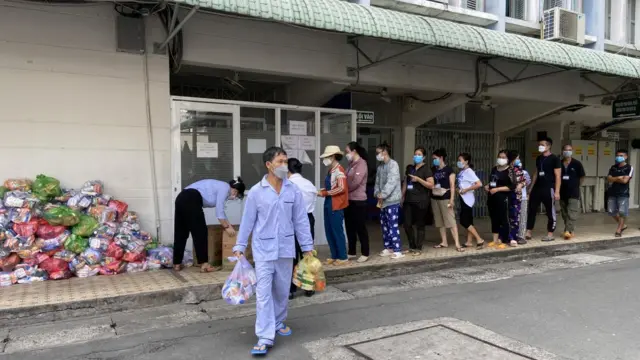Bệnh nhân xếp hàng nhận quà