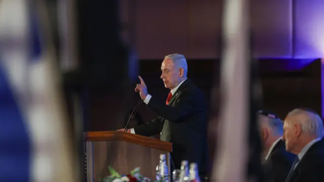 رئيس الوزراء الإسرائيلي بنيامين نتنياهو يُشير بيده أثناء إلقائه كلمة خلال مؤتمر رؤساء المنظمات اليهودية الأمريكية الكبرى، في القدس، 15 فبراير/شباط 2026.