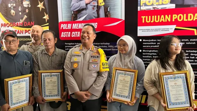 Kepolisian Kota Yogyakarta memberikan apresiasi kepada dua mahasiswa dan dua warga yang berhasil membekuk penjambret, Rabu (11/02).
