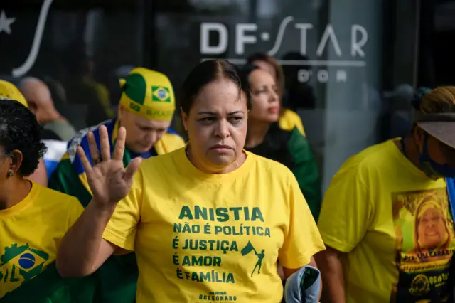 Apoiadores pedem anista e rezam por Bolsonaro em frente à hospital