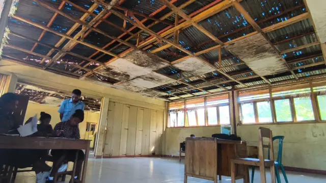 Suasana belajar dan ruang kelas SD Inpres Natarita, Sikka, Nusa Tenggara Timur