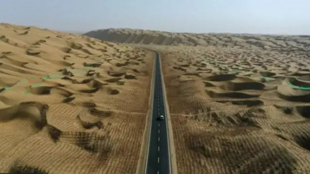 टेक्लामकान रेगिस्तान काम के लिहाज से बहुत मुश्किल जगहों में से एक माना जाता है जहां सर्दियों तापमान -20 डिग्री सेल्सियस तक गिर जाता है.