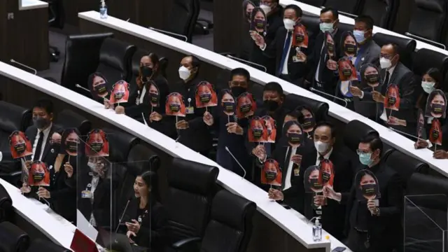 ในระหว่างอภิปรายไม่ไว้วางใจรัฐบาลเมื่อ 22 ก.ค. 2565 เรื่องการดำเนินคดี 112 แก่ผู้ต้องขังทางการเมือง ส.ส. พรรคก้าวไกลพร้อมใจกันชูภาพของ เนติพร เสน่ห์สังคม หรือ "บุ้ง" และ ณัฐนิช ดวงมุสิทธิ์ หรือ "ใบปอ" ผู้ต้องหาคดี 112 ที่ถูกคุมขังอยู่ในเวลานั้น เพื่อเรียกร้องสิทธิประกันตัว