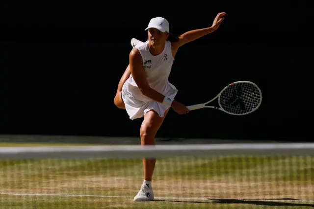Iga Świątek podczas finału kobiet przeciwko Amandzie Anisimowej na Wimbledonie