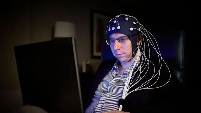 Ilustrasi penggunakan perangkat dalam mengukur kreativitas otak.