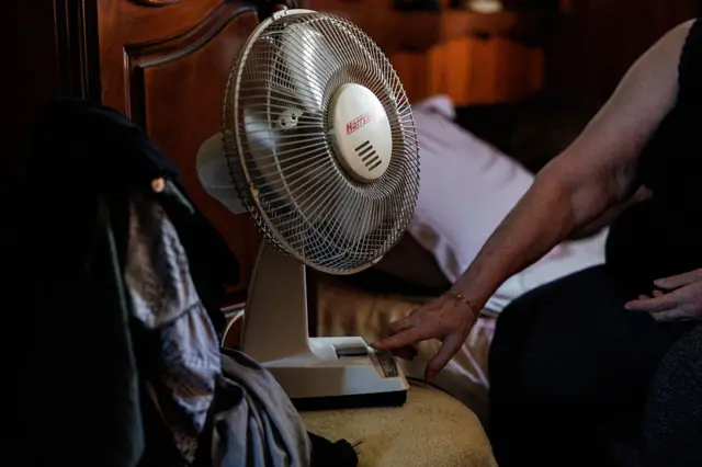 تشغّل شانتال مولينييه، البالغة من العمر 76 عاماً، مروحة في غرفة نوم شقتها في ساحة دي فيت في باريس، خلال يوم صيفي حار في 29 يوليو/تموز 2026.