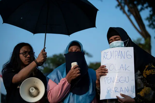 Warga Pulau Rempang, Kepulauan Riau, menolak digusur demi proyek strategis nasional. Mereka menyuarakan penolakan itu dalam Aksi Kamisan di depan Istana Negara pada Kamis (14/9/2023)