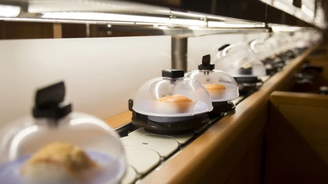 Des sushis défilant sur le tapis roulant