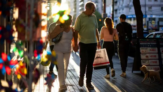 Pessoas caminhando em Buenos Aires, 2024. 