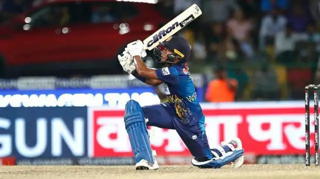  දුනිත් වෙල්ලාලගේ නොදැවී ලකුණු 42ක් රැස් කළේ ය.