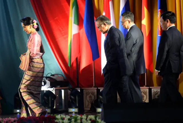 ၂၀၁၆ ခုနှစ် အာဆီယံအစည်းအဝေးပွဲမှာ တွေ့ရတဲ့ ဒေါ်အောင်ဆန်းစုကြည်နဲ့ ထိုင်းနိုင်ငံခြားရေးဝန်ကြီး