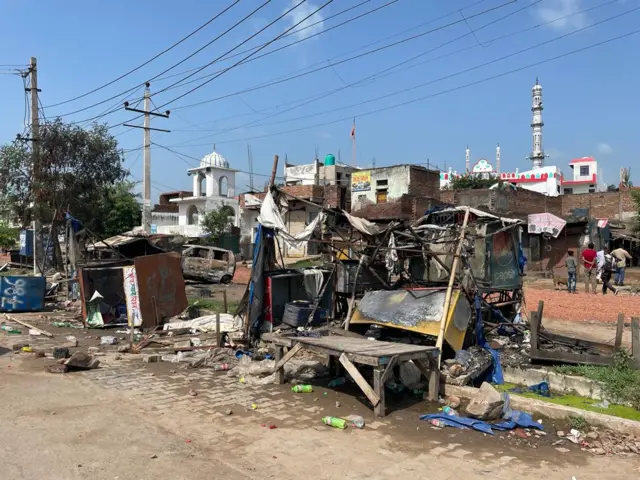 सोहना में जली हुईं दुकानें