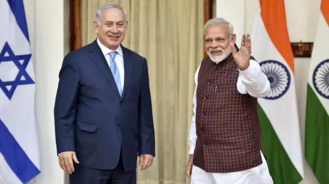 इसराइली पीएम बिन्यामिन नेतन्याहू के साथ मोदी