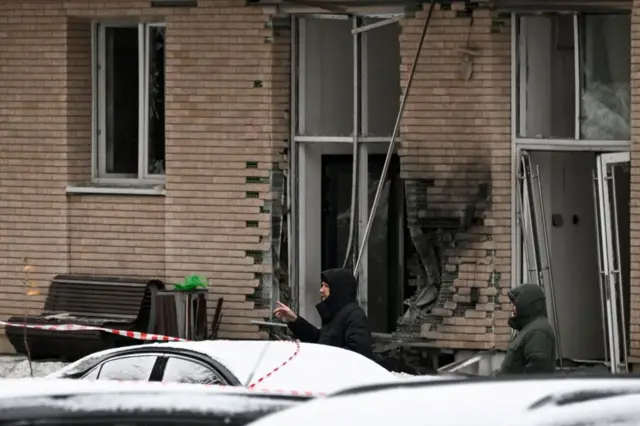 La fachada de un edificio dañada por la bomba.