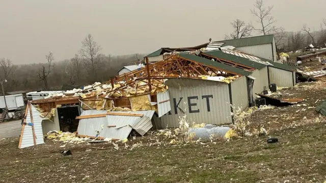Sebuah bangunan di Missouri hancur setelah diterjang tornado.