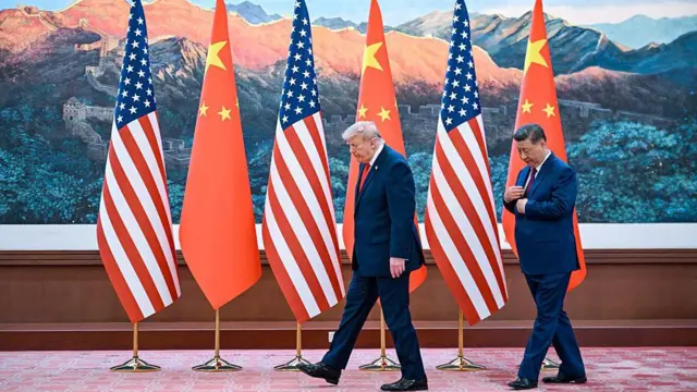Лидер Китая Си Цзиньпин (справа) встречает президента США Дональда Трампа после церемонии приветствия в Доме народного собрания в Пекине 14 мая 2026 года.