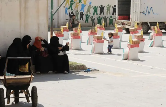 Yemenli kadınlar, Yemen'in Sana kentinde gıda yardımı almayı bekliyorlar, 19 Haziran 2025.