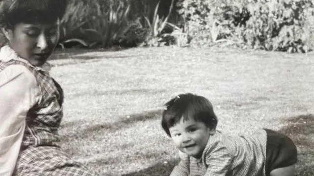 킴 아리스가 어린 시절 어머니와 찍은 사진