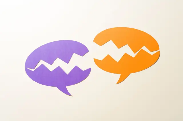 dişleri sivri şekilde kesilmiş iki konuşma balonu