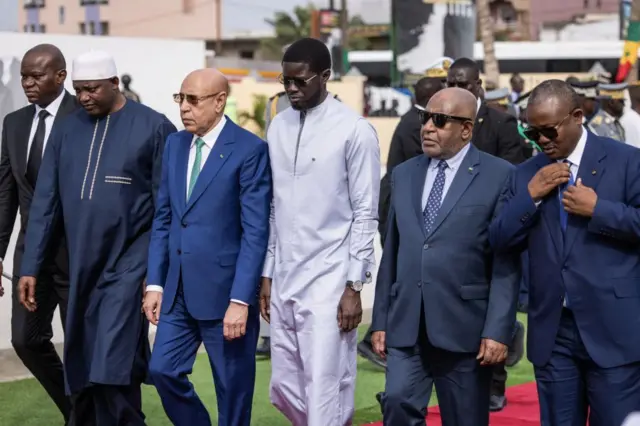 Les présidents Embaló de Guinée Bissau (D), Azali Assoumani des Comores (2e D), Diomaye Faye du Sénégal (C), Ould Ghazouani de Mauritanie (1er G), Adama Barrow de Gambie (2e G) et Oligui Nguema du Gabon (3e G) arrivent au cimetière de Thiaroye le 1er décembre 2024.