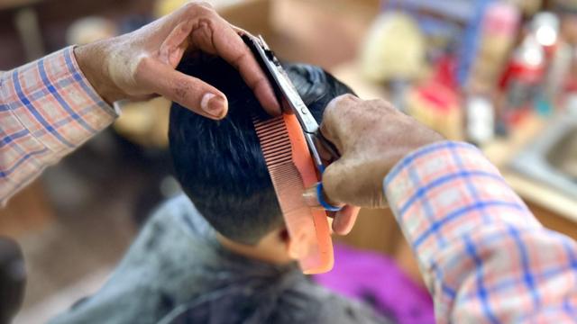 பட்டியலின சிறுவர்களுக்கு முடி வெட்ட மறுத்த சலூன் கடை