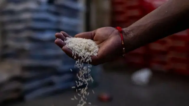 மற்றொரு புறம், இந்த ஆண்டு இந்தியாவில் பருவமழை பலவீனமாக இருக்கும் என்றும், சராசரியை விடக் குறைவான மழையே பெய்யும் என்றும் இந்திய வானிலை ஆய்வு மையம் கணித்துள்ளது. 
