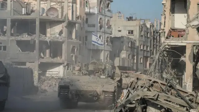 Wanajeshi wa Israel wakishika doria katika mitaa ya Rafah iliyotapakaa vifusi mnamo Septemba 2024