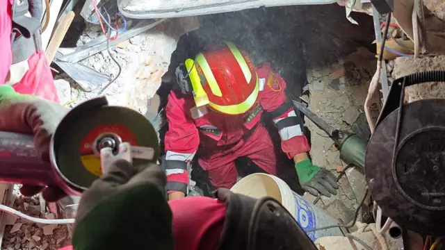 ငလျင်ဒဏ်ကြောင့် ပြိုကျပျက်စီးသွားတဲ့ အဆောက်အဦတွေကြား ပိတ်မိသူတွေကို ကယ်တင်နေကြ