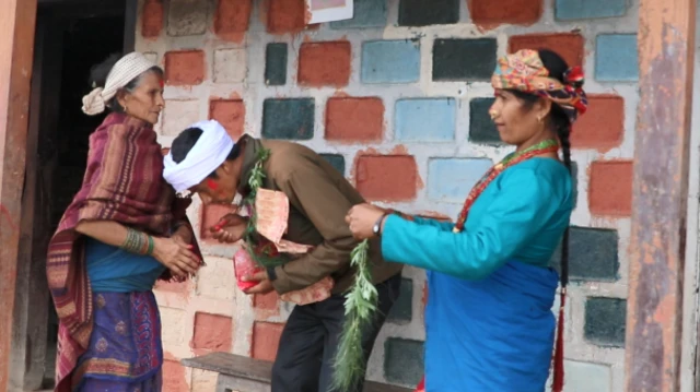 छोरा जन्मेको खुसीयालीमा बुवालाई दुवोपाति लगाउँदै गाउँले