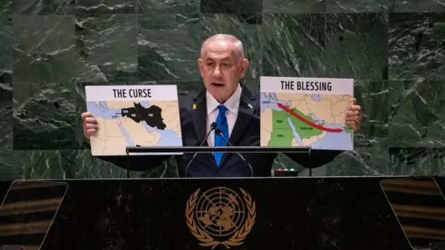 O primeiro-ministro israelense, Benjamin Netanyahu, mostra dois mapas diante da Assembleia Geral da ONU nos quais os territórios palestinos não aparecem