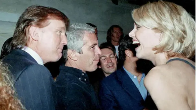 Donald Trump ve Epstein'ın geçmiş yıllarda çekildikleri bir fotoğraf, fotoğrafta onlardan genç duran bir kadın da var. 
