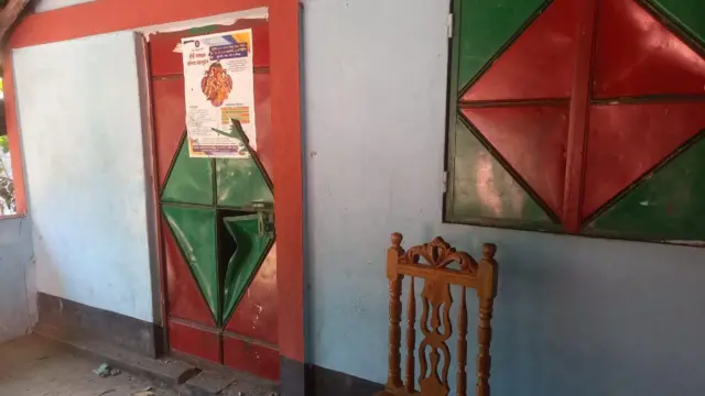 মঙ্গলবার রাতে হামলার পরদিন একটি ক্ষতিগ্রস্ত বাড়ির চিত্র