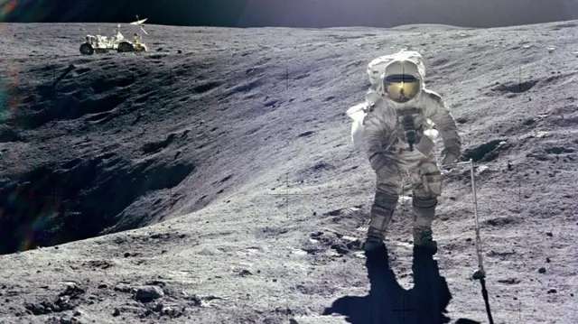 ኣብዛ ብጆን ዳብሊው ያንግ ዝተሳእለት ስእሊ ቻርለስ ዱክ ኣብ ቅድሚ ሃጓፍ ይረአ