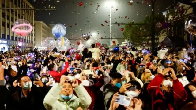 2023-жылдын жаңы жылдык майрамы Уханда шаттык менен белгиленди. Кытайдын үч жылдык карантинден чыгышы дүйнөлүк экономиканын рецессияга түшпөй калуусуна огожо болмокчу. Батыш экономикасы гана бир аз убакытка аксашы мүмкүн
