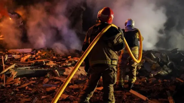 Пожежники на місці удару в Полтаві