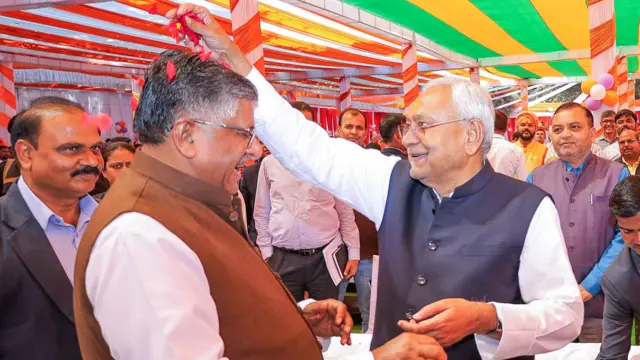 इसी महीने होली मिलन समारोह के दौरान नीतीश कुमार बीजेपी नेता रविशंकर प्रसाद के पैर छूने की कोशिश करते दिखे थे