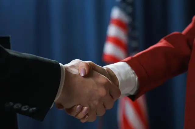 शेकहँड करणारे प्रतिनिधी