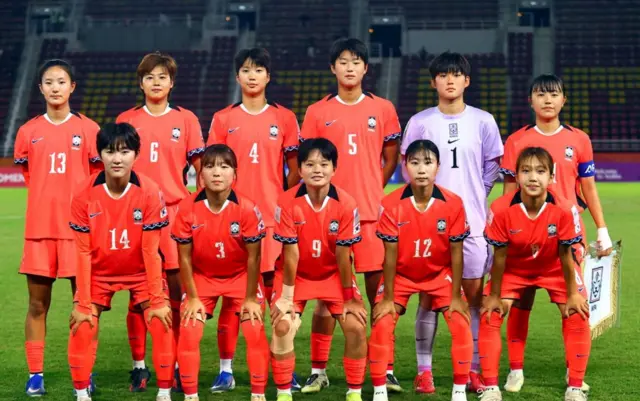 한국 여자 U-20 축구대표팀 선수들이 경기 전 단체 사진 촬영을 위해 두 줄로 나란히 서서 포즈를 취하고 있다.